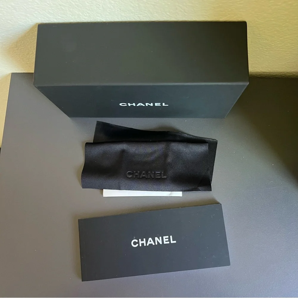 🖤 New🖤 CHANEL Skinny Gold Chain Square Sunglasses - Picture 7 of 9